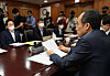 Finance Minister Choo Kyung-ho, right, discusses various emergency measures during a meeting held at the Government Complex in Jongno District, central Seoul, on Sunday. [YONHAP]
