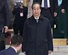 Prime Minister Han Duck-soo leaves the government complex in Jongno District, central Seoul, after being impeached by the National Assembly on Dec. 27, 2024. [YONHAP]