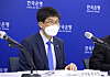 Hwang Sang-pil, director general of the central bank's economic statistics department, speaks at a press conference held Tuesday. [YONHAP]