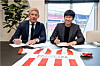 Jeonbuk Hyundai Motors Technical Director Park Ji-sung, right, with PSV Eindhoven Chief Executive Officer Marcel Brands pose during a signing ceremony at Philips Stadion in Eindhoven, the Netherlands on Monday. [YONHAP]