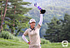 Im Jin-hee celebrates winning the McCol Mona Park Open with SBS Golf on Sunday at Birch Hill Golf Club in Pyeongchang, Gangwon. [KLPGA]