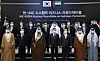 President Moon Jae-in, center in the front row, poses for a photo at the UAE-Korea business roundtable on hydrogen partnership at a hotel in Dubai on Sunday. Moon, who is in Dubai for a three-day visit as part of his weeklong trip to the Middle East, participated in the business forum attended by Suhail bin Mohammed Al Mazrouei, UAE's minister of energy and infrastructure, and other senior UAE officials. [YONHAP]