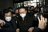 People Power Party (PPP) presidential candidate Yoon Suk-yeol is surrounded by reporters at the National Assembly in western Seoul after canceling all campaign activities Monday amid the announcement of a complete overhaul of the PPP election campaign committee. [NEWS1]