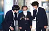 Former Busan Mayor Oh Keo-don, center, is questioned by reporters as he steps out of the Busan District Court in June, after a warrant filed for his arrest was denied by the court. [YONHAP]