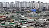 A neighborhood in Eunpyeong, Seoul, full of low-priced housing units also known as villas with more high-valued apartments in the backdrop. [YONHAP]