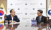 Finance Minister Choo Kyung-ho, left, speaks with an official from the global rating appraiser S&P Global Ratings Seoul on Aug. 28. [YONHAP]