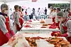 Participants make kimchi at an event in Yeouido Park in western Seoul on Tuesday. [YONHAP]