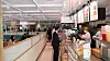 Office workers at a salad restaurant in Gangnam District, southern Seoul. [JOONGANG PHOTO]