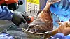 A fish market official inspects the radiation level of a fish imported from Japan at Noryangjin Fisheries Wholesale Market in Dongjak District, southern Seoul, on April 13. [NEWS1]