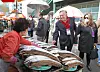 Daul Matute-Mejia, ambassador of Peru to Korea, and his wife Gabriela Blanco de Matute, speak with a local merchant at the Jagalchi Seafood Market in Busan on Saturday. [PARK SANG-MOON]