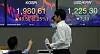 Employees walk pass the screen in the dealing room of Hana Bank in Jung-district, central Seoul, Tuesday. [YONHAP]