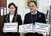 The Democratic Party (DP) floor spokesperson Lim O-kyeong, left, and deputy floor leader Park Ju-min on Tuesday file impeachment motions against the Korea Communications Commission (KCC) chief Lee Dong-kwan, Son Jun-sung of the Daegu High Prosecutors' Office and Lee Jung-seop of the Suwon District Prosecutors' Office at the National Assembly in Yeouido, western Seoul. [NEWS1]