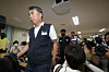A member of the subcontractors' union of Daewoo Shipbuilding & Marine Engineering (DSME) enters the briefing room to announce an agreement between the company and subcontractors Friday. [NEWS1]