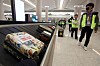 'Passengers' search for their luggage during a test operation at the Incheon International Airport’s Terminal 2 on Wednesday. [YONHAP]