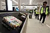 'Passengers' search for their luggage during a test operation at the Incheon International Airport’s Terminal 2 on Wednesday. [YONHAP]