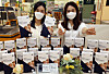 Models pose with Humasis Covid-19 test kits at Emart’s Seongsu branch in eastern Seoul on Thursday. Emart is the first discount mart in Korea selling the test kits. [YONHAP]