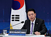 President Yoon Suk Yeol at a government meeting on artificial intelligence held at the Blue House on Wednesday. [YONHAP]