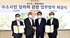 Hyundai Motor Group Chairman Euisun Chung, second from left, shakes hands with Choi Jeong-woo, chairman of Posco, third from left, after signing a memorandum of understanding on Tuesday to collaborate in the hydrogen business. [HYUNDAI MOTOR GROUP]