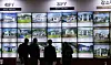 Visitors looking at pictures of stand-alone houses during an architecture exhibition held at Kintex, Goyang, Gyeonggi, on Thursday. Interest on such residential houses has been rising as apartment prices continues to go up. [YONHAP]