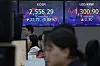 Screens in Hana Bank's trading room in central Seoul show foreign and stock markets close on Thursday. [YONHAP]