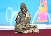Contestant Kim Jae-in of the″Dress Like a Museum Exhibit″ poses as the Gilt-bronze Seated Avalokitesvara Bodhisattva at the National Museum of Korea in Yongsan District, central Seoul, on Sept. 27. [YONHAP]