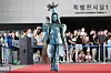 Jang Min, as a Goryeo celadon vase, walks down the runway of″Dress Like a Museum Exhibit″ ceremony at the National Museum of Korea in Yongsan District, central Seoul, on Sept. 27. [YONHAP]