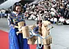 Ahn Ji-yeon and her son, costumed as an earthenware funerery artifact walk down the red carpet of the″Dress Like a Museum Exhibit″ ceremony at the National Museum of Korea in Yongsan District, central Seoul, on Sept. 27. [YONHAP]