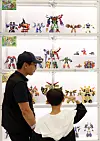 Visitors take a look at Carbots at a Character Licensing Fair 2024 held in Coex in southern Seoul on Thursday. The fair, hosted by the Ministry of Culture, Sports and Tourism and co-organized by the Korea Creative Content Agency and Coex, features an array of children's favorite characters such as Pororo and Kongsuni on top of characters from K-pop groups, webtoons, dramas and games. The fair runs until Sunday. [YONHAP]