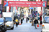 The business survey index (BSI) of small business owners in Korea dropped 5.7 points to 57.0 on month in November, according to the Small Enterprise and Market Service on Thursday. The figure fell for two straight months due to inflation and a fall in consumption. The expected BSI for December is 82.0, as it anticipates that people will spend more at the end of the year. Above, people walk under a Christmas banner on a street in Myeong-dong, central Seoul. [YONHAP]
