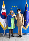 Environment Minister Han Jeoung-ae, right, and EU Ambassador to Korea Maria Castillo-Fernandez pose for a photo at the European Union representation office in Seoul on Tuesday before commencing talks on environmental issues. [NEWS1]