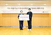 Lee Seung-gi, right, donates 550 million won ($450,000) to the Korean Red Cross. Pictured left is Shin Hee-young, president of the Korean Red Cross. [KOREAN RED CROSS]