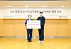 Lee Seung-gi, right, donates 550 million won ($450,000) to the Korean Red Cross. Pictured left is Shin Hee-young, president of the Korean Red Cross. [KOREAN RED CROSS]