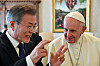 South Korean President Moon Jae-in, left, holds a private audience with Pope Francis at the Vatican on Oct. 18, 2018. Moon extended an invitation from North Korean leader Kim Jong-un for the pontiff to visit Pyongyang, and the pope said he is willing to make such a trip. [AP/YONHAP]