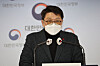 Choi Woo-hyeok, head of spectrum policy at the Ministry of Science and ICT, speaks during a press conference held at the government complex in central Seoul, Friday. The ICT Ministry finalized its decision to retrieve the 28-gigahertz spectrum licenses from KT and LG U+. [YONHAP]