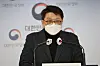 Choi Woo-hyeok, head of spectrum policy at the Ministry of Science and ICT, speaks during a press conference held at the government complex in central Seoul, Friday. The ICT Ministry finalized its decision to retrieve the 28-gigahertz spectrum licenses from KT and LG U+. [YONHAP]
