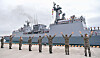 At a naval base in Busan on Wednesday, sailors send off the 37th batch of the South Korean Navy anti-piracy unit Cheonghae aboard the 4,400-ton destroyer Dae Jo Yeong dispatched to waters off Somalia as part of a rotational deployment.  [YONHAP]
