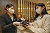 A Hyundai Department Store employee explains about Club YP to a customer at its trade center branch in southern Seoul. [HYUNDAI DEPARTMENT STORE]