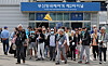 Passengers from Japan disembark from the Celebrity Millennium cruise ship at Busan Port's International Passenger Terminal 2 on May 22. [SONG BONG-GEUN]