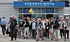 Passengers from Japan disembark from the Celebrity Millennium cruise ship at Busan Port's International Passenger Terminal 2 on May 22. [SONG BONG-GEUN]
