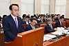 National Election Comission's Secretary General Huh Chul-hoon at the National Assembly to answer questions regarding nepotism within the organization on Thursday. [YONHAP]