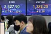 Electronic display boards at Hana Bank in central Seoul show the market on Wednesday. [NEWS1]