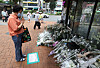 A passerby on Tuesday pays her respect to a man who was fatally stabbed near Sillim Station in Gwanak District, southern Seoul, last Friday, at a memorial spot where he was killed. [YONHAP]