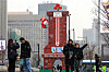 Visitors walk in front of the “Temperature Tower of Love″ at Gwanghwamun Square in central Seoul on Jan. 12. The Community Chest of Korea announced that the temperature for its charity project has surpassed 100 degrees as of Monday, thereby achieving its target of 450 billion won ($306 million) in donations. [NEWS1]
