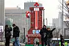 Visitors walk in front of the “Temperature Tower of Love″ at Gwanghwamun Square in central Seoul on Jan. 12. The Community Chest of Korea announced that the temperature for its charity project has surpassed 100 degrees as of Monday, thereby achieving its target of 450 billion won ($306 million) in donations. [NEWS1]