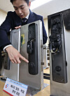 A senior official at the Korea Consumer Agency reviews door locks at the agency's headquarters in Songpa District, southern Seoul, on Feb. 18. [YONHAP]