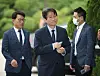 Rep. Lee In-young, center, the nominee for South Korea’s Minister of Unification, enters an inter-Korean office in northern Seoul for his first day of work on Monday. [YONHAP]