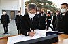 Supreme Court Chief Justice Kim Myeong-su signs a visitors book at the Seoul National Cemetery on Monday as he pays respects to the country's fallen to mark the new year. [YONHAP]