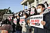 Members of civic groups and political parties host a rally to protest a solution proposed by the Foreign Ministry on the forced labor issue on Jan. 12, at the National Assembly in Seoul. [KIM SEONG-RYONG]