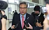Foreign Minister Park Jin speaks with the press before getting on a plane to New York at the Incheon Airport on Wednesday. Park is in the United States through Feb. 4 for meetings including with the U.S. secretary of state. [NEWS1]