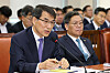 National Election Commission (NEC) Chairman Rho Tae-ak, left, takes questions during a parliamentary audit from lawmakers of the Public Administration and Security Committee at the National Assembly in western Seoul on Friday. [NEWS1]
